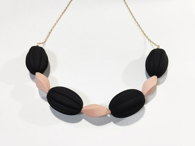 大きなマットビーズのネックレス(black×pink)の画像1枚目