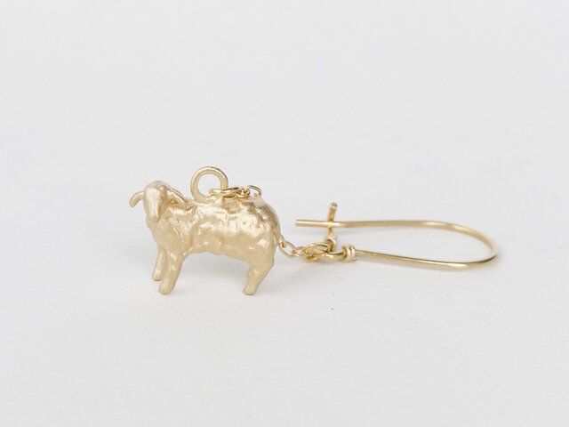羊ピアス(金)/片耳用の画像1枚目