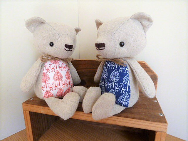 【受注制作】リネンのくまちゃんペア*ドイツ・小鳥とツリーの画像1枚目