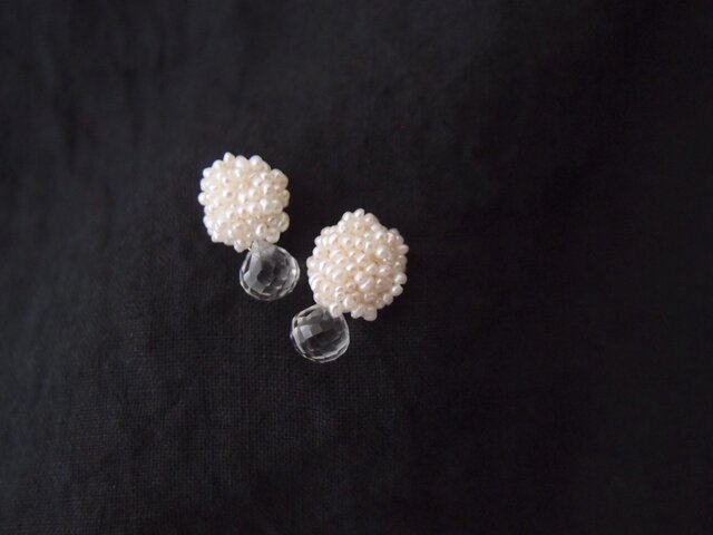 【真珠の刺繍ピアス】crystal × seed pearl・onionの画像1枚目