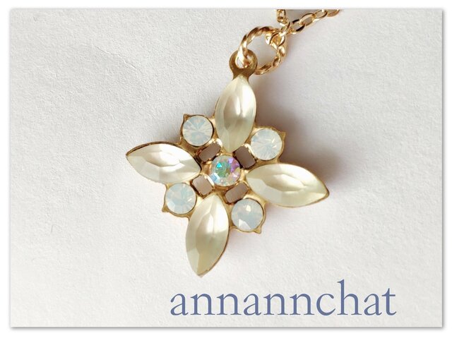 【ビンテージスワロフスキー ホワイトオパール・クリスタルオパール・マットクリスタル お花の ネックレス】エーデルワイス 白の画像1枚目