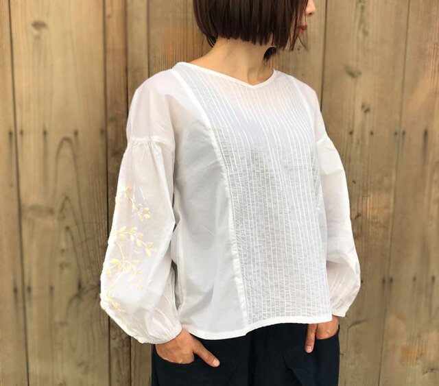 Mサイズ、コットン手刺繍とピンタックのふっくら袖ブラウス、白の画像1枚目