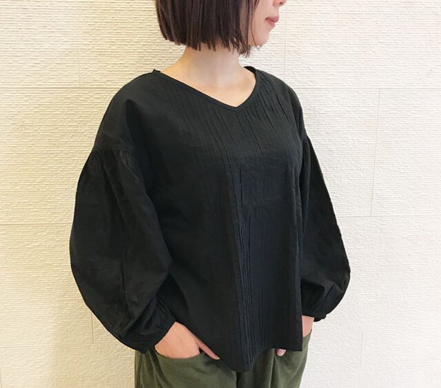 Lサイズ、コットン手刺繍とピンタックのふっくら袖ブラウス、黒の画像1枚目