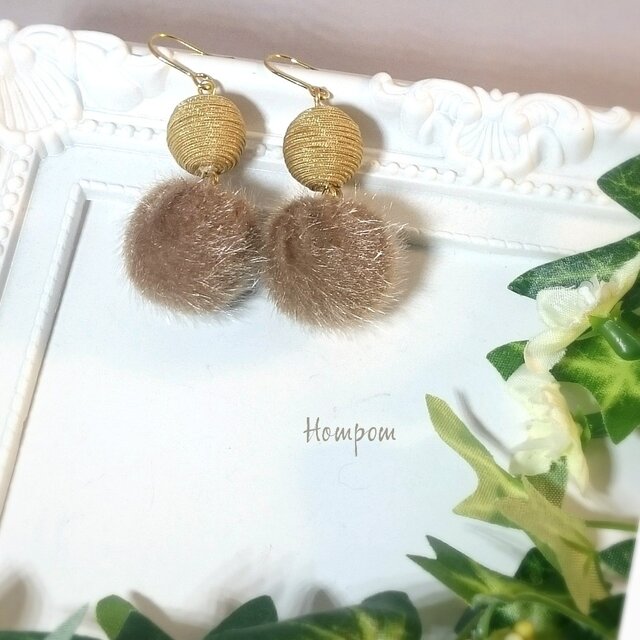 18p028・コードビーズとファーボールのピアス☆ゴールド ホムポムの画像1枚目