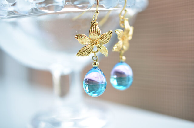 【ハンドメイドガラス】ピンクブルーボタニカルピアス*イヤリングの画像1枚目