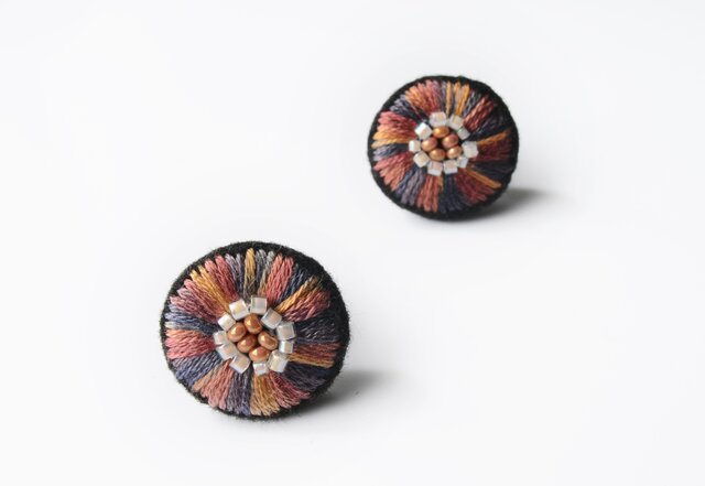 <Stella~遊び好きの星~>刺繍ピアス◎森の夕暮れ色◎2way★ロングポスト変更可能の画像1枚目