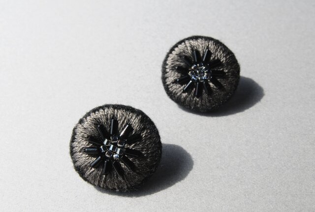 <Stella~遊び好きの星~>刺繍ピアス◎チャコールグレーの夜空◎2way★ロングポスト変更可能の画像1枚目