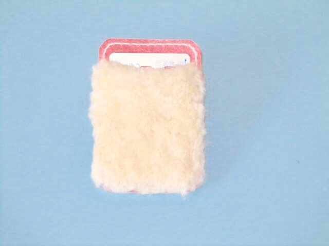 ムートンのパスケース(生成りXピンク)の画像1枚目