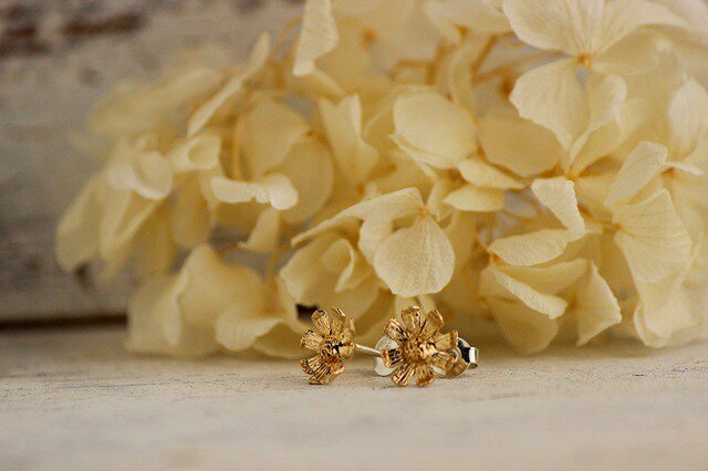 K18GP コスモスのピアス | iichi 日々の暮らしを心地よくする