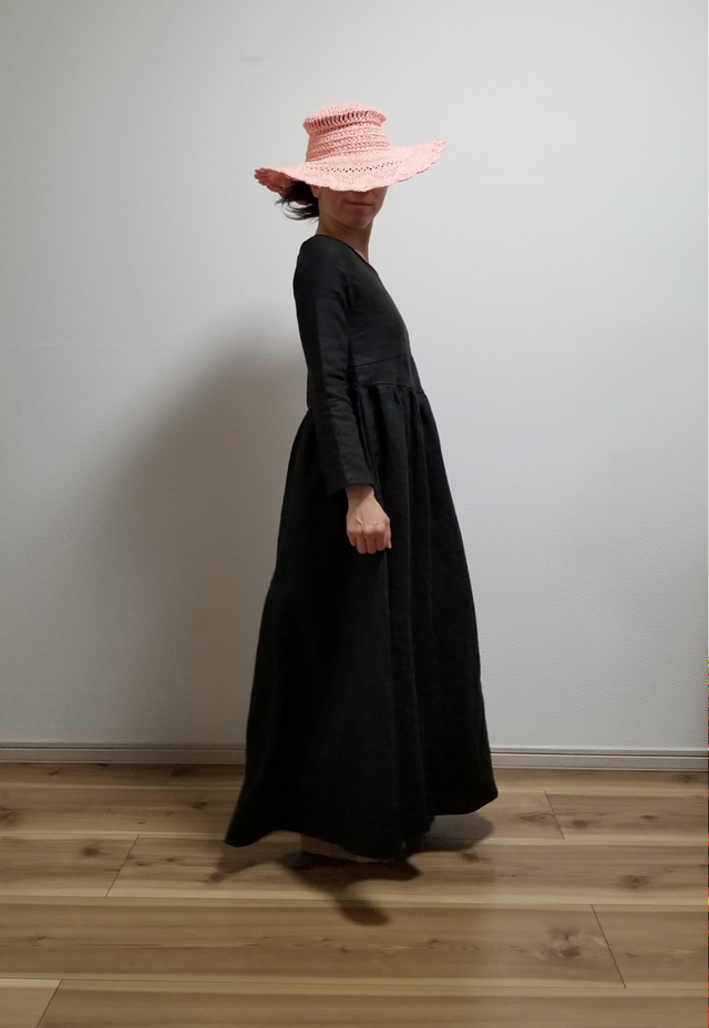 黒色のアンティーク風リネンのワンピースの画像1枚目