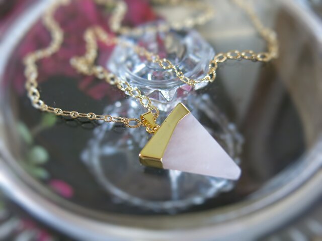 ☆sale☆No.1☆ローズクォーツドゥルージー トライアングルシェイプのネックレス ☆天然石☆の画像1枚目