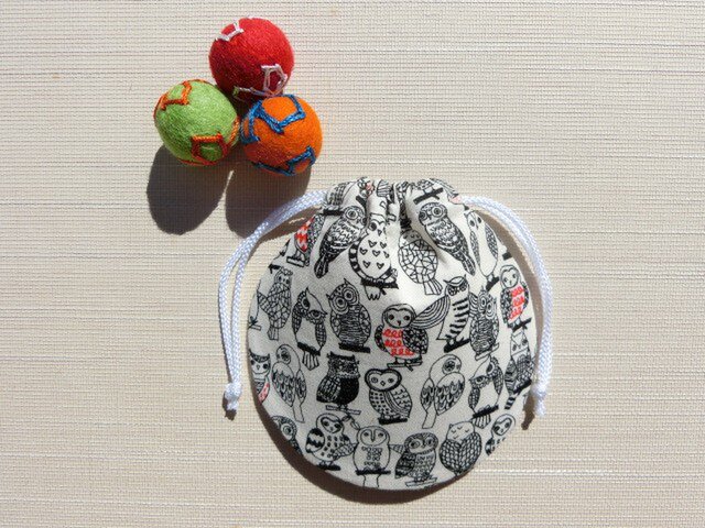 ミニ巾着 ベージュ フクロウ 御守り 小物収納 プレゼントにも の画像1枚目