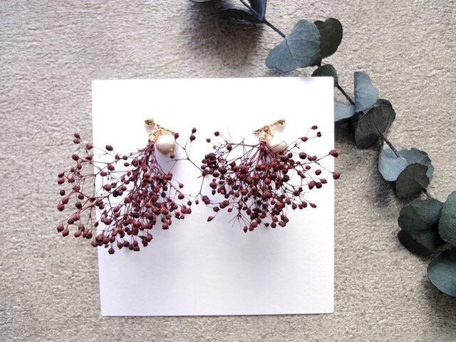 【受注生産】かすみ草の耳飾り■ピアス・イヤリング共通デザイン■シェルパール×かすみ草 ボルドーの画像1枚目