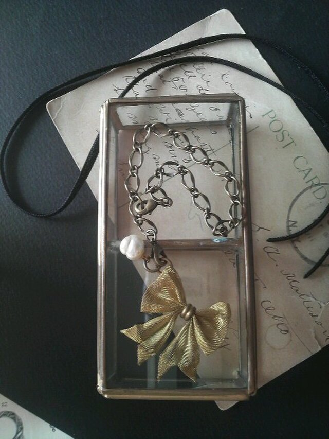 ヴィンテージ シャビーMetal Mesh Ribbon/Baroque Pearlバッグチャームの画像1枚目