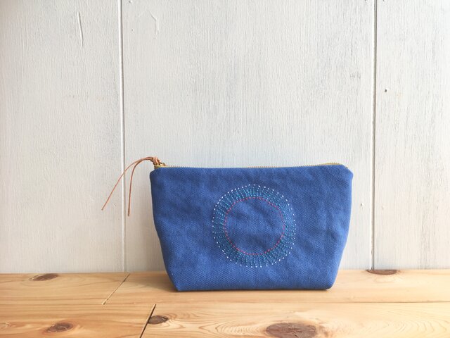 刺繍入り青色ポーチの画像1枚目