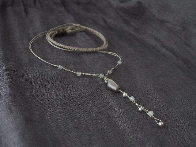 Gray Moon Necklaceの画像1枚目