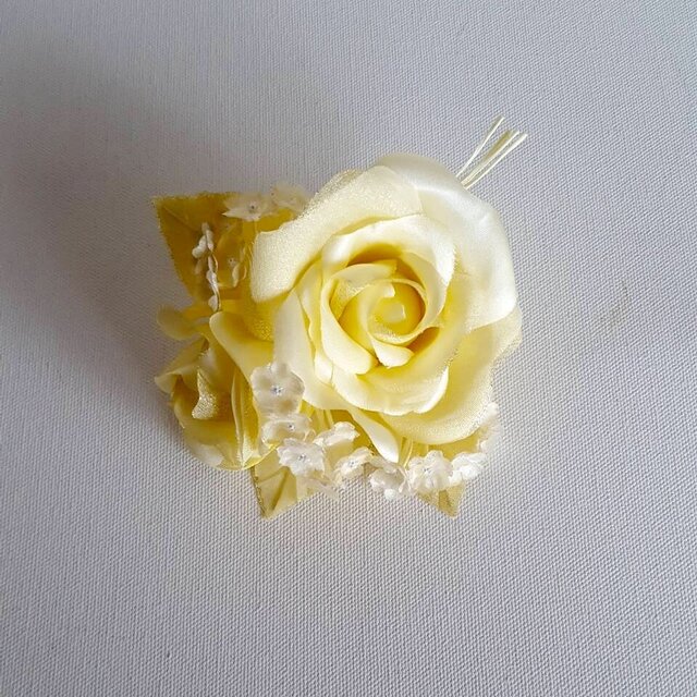薔薇とかすみ草のコサージュ‐イエローの画像1枚目
