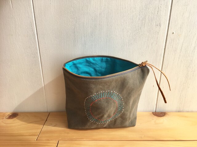 カーキ色の刺繍入りポーチの画像1枚目