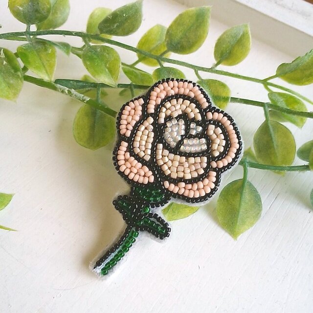 <再販>オートクチュール刺繍ブローチ ウインターローズのアンナの画像1枚目