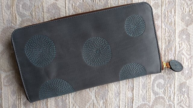 刺繍革財布『ぐるぐる』インディゴグレー×深水色(牛革)の画像1枚目