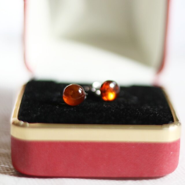 【再販】バルティックアンバーのスタッドピアス(6mm・サージカルステンレス)の画像1枚目