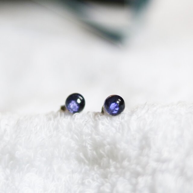 宝石質・マダガスカル産アイオライトのスタッドピアス(6mm、サージカルステンレス)の画像1枚目