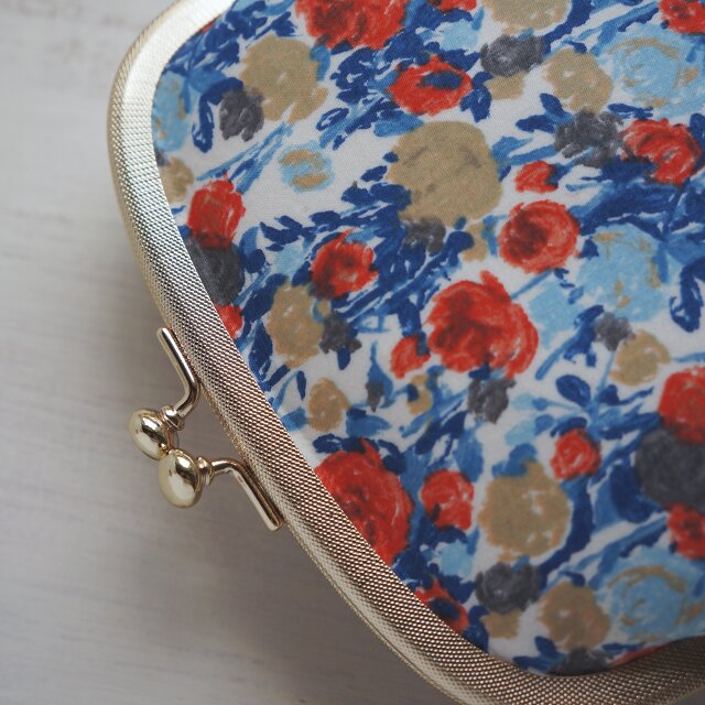 □リバティプリントのがま口ポーチ (石目模様の口金）/ ロゼッタ