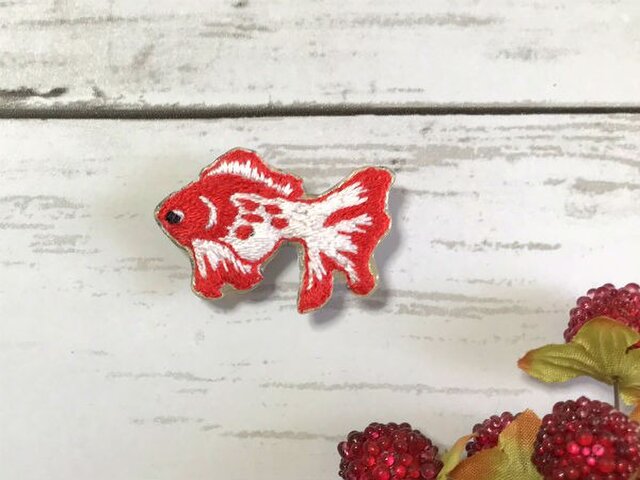 手刺繍ブローチ*金魚の画像1枚目