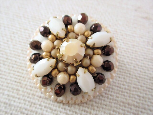 断捨離中※※※ ビーズ 刺繍 ブローチ ハンドメイドアクセサリー SALE Brooch ビーズ刺繍 （K0716) | iichi 日々の暮らしを