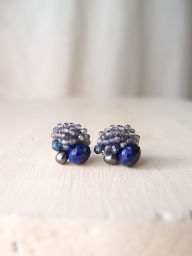 【天然石の刺繍ピアス】iolite × lapislazuli × bluesapphireの画像1枚目