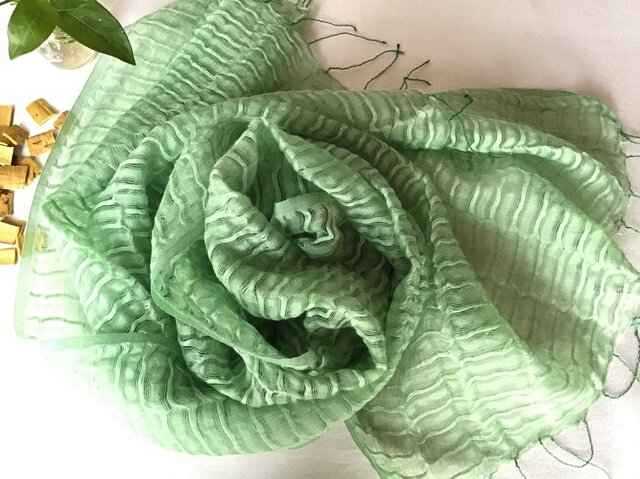 【藍の生葉とキハダの重ね染め】ウール&シルクストール の画像1枚目