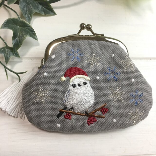 クリスマス限定シマエナガ 刺繍がま口 タッセル付 ウオッシュ帆布8号の画像1枚目