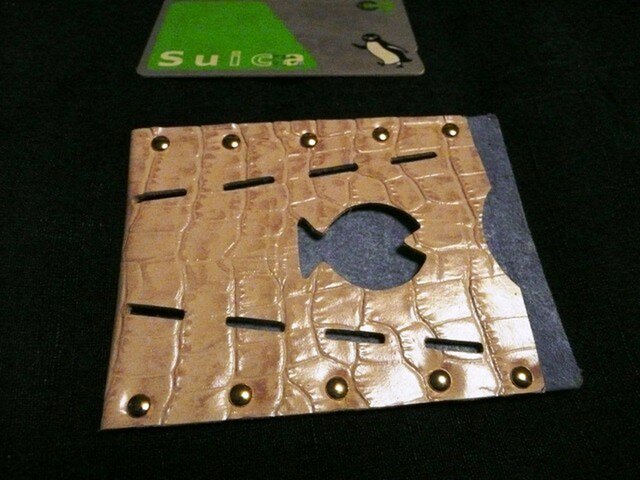 クロコ型押しの名刺入れ(グレー色)の画像1枚目
