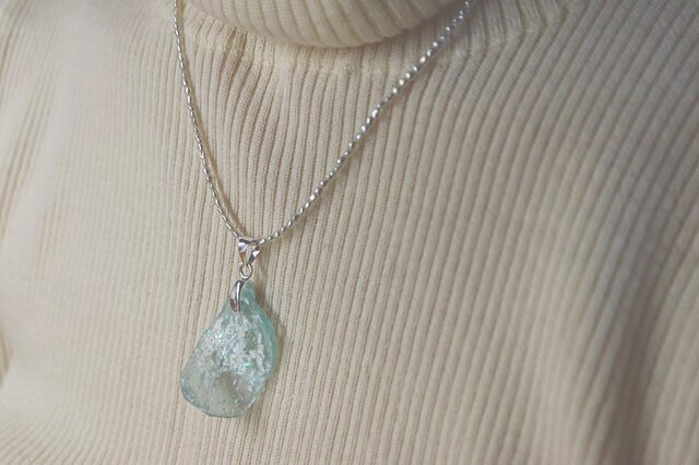 ローマングラスのペンダント | iichi 日々の暮らしを心地よくする