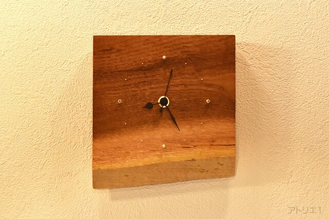 日の出前の曙(あけぼの)の空を感じさせる木の時計の画像1枚目