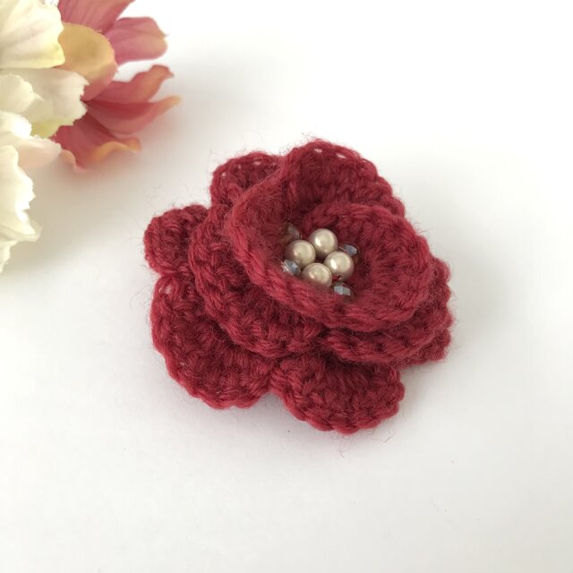 フラワー 毛糸編み ブローチ 赤 レッド 花 かぎ針編み ビーズ