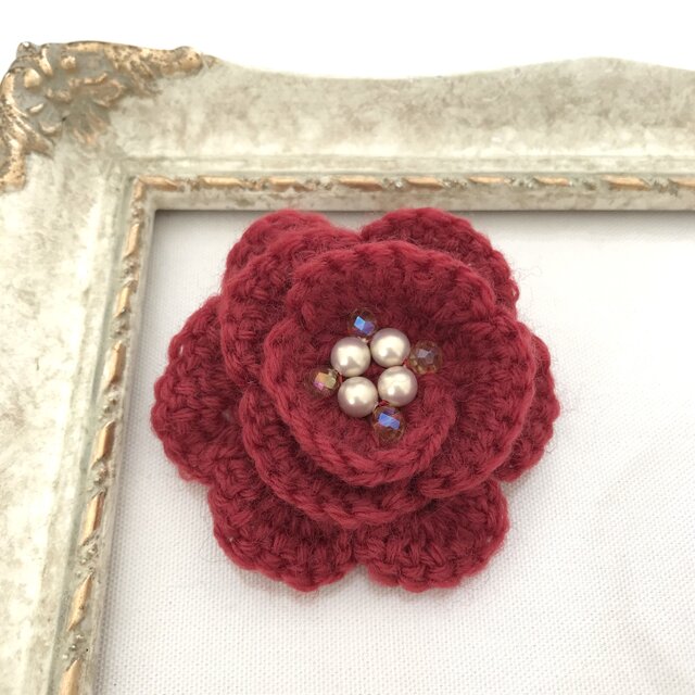 フラワー 毛糸編み ブローチ　赤 レッド 花 かぎ針編み ビーズ パール