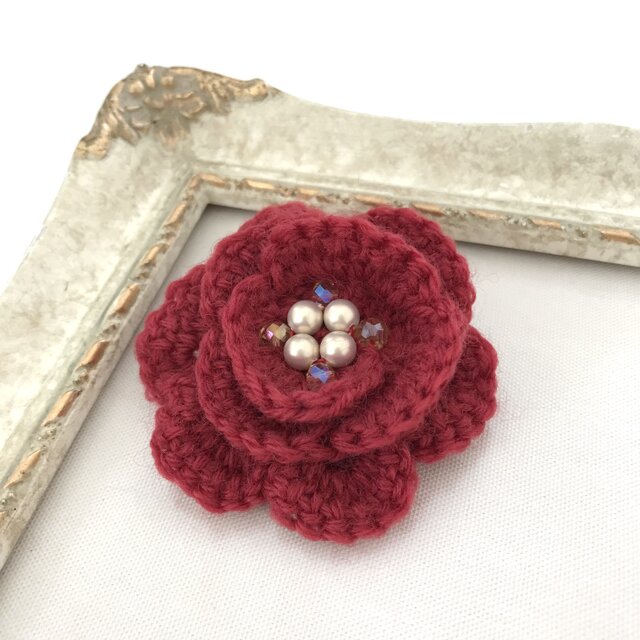 フラワー 毛糸編み ブローチ 赤 レッド 花 かぎ針編み ビーズ パール