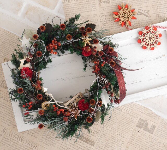 赤い実のクリスマスリース 赤リボン | iichi 日々の暮らしを心地よく