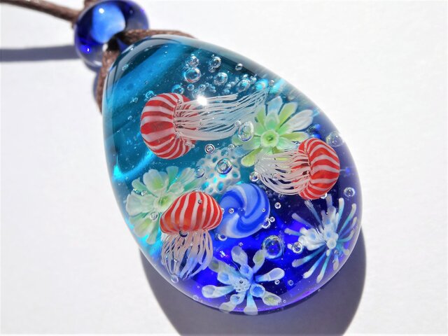 《赤ちゃんアカクラゲ》 ペンダント ガラス とんぼ玉 くらげ 海月 アクアリウムの画像1枚目