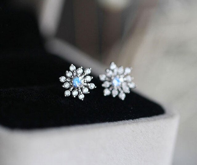 雪の結晶 ムーンストーンのスタッドピアス 6月誕生石 恋の予感、健康と幸運、富、長寿を象徴する石の画像1枚目