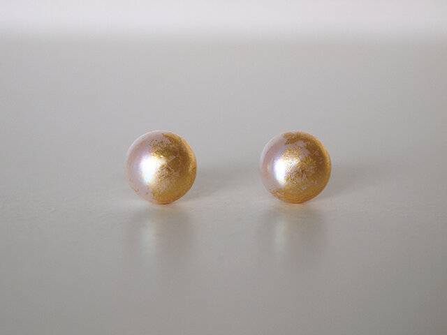 金箔とパールのスタッドピアス/Gold_snow_02の画像1枚目