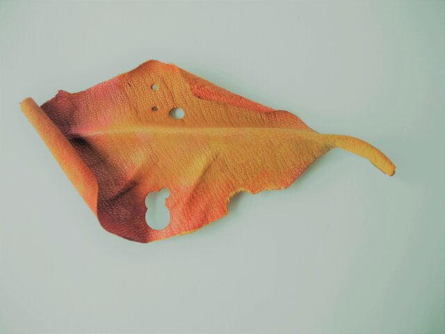 羊皮で創る葉っぱのブローチの画像1枚目