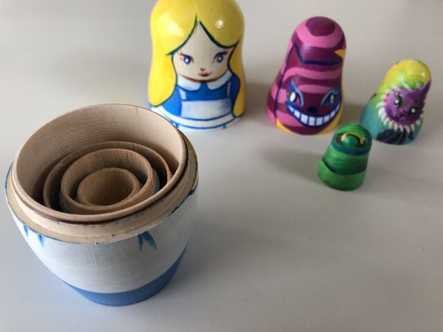 ロシア★ハンドメイド 不思議の国のアリス ラビット うさぎ マトリョーシカ 人形 不思議の国のアリスにインスパイアされた手作りの白いウサギの