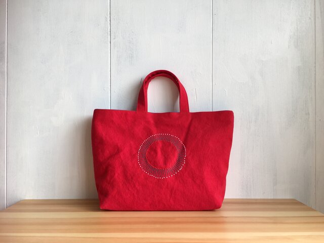 刺繍入り赤い鞄の画像1枚目