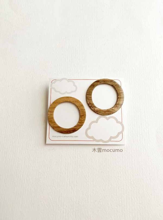 クスノキの木の まるピアス（チタンポスト）