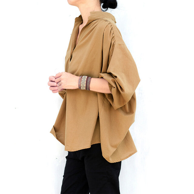 変形スタンドカラーボイルブラウス（キャメル）