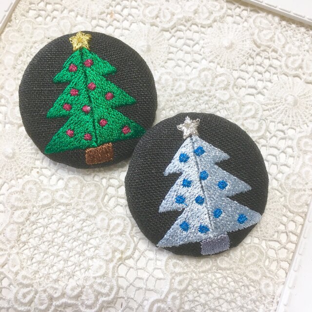 黒リネン クリスマスツリー 刺繍ブローチ 40ミリの画像1枚目