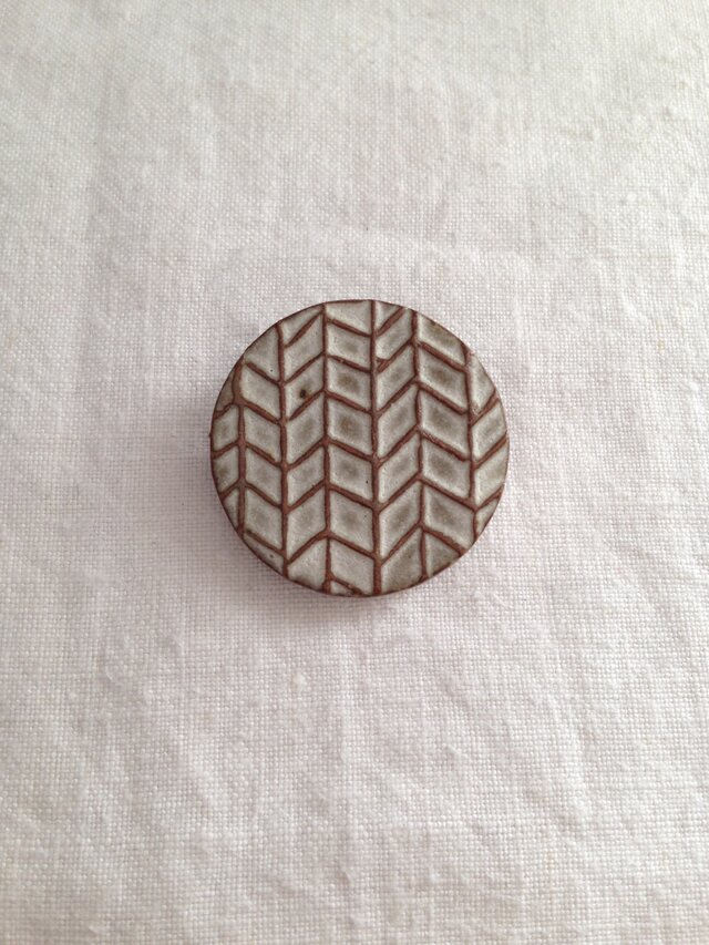 ブローチ(ヘリンボーン)白マット