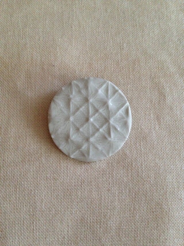 ブローチ(斜格子)白マットの画像1枚目